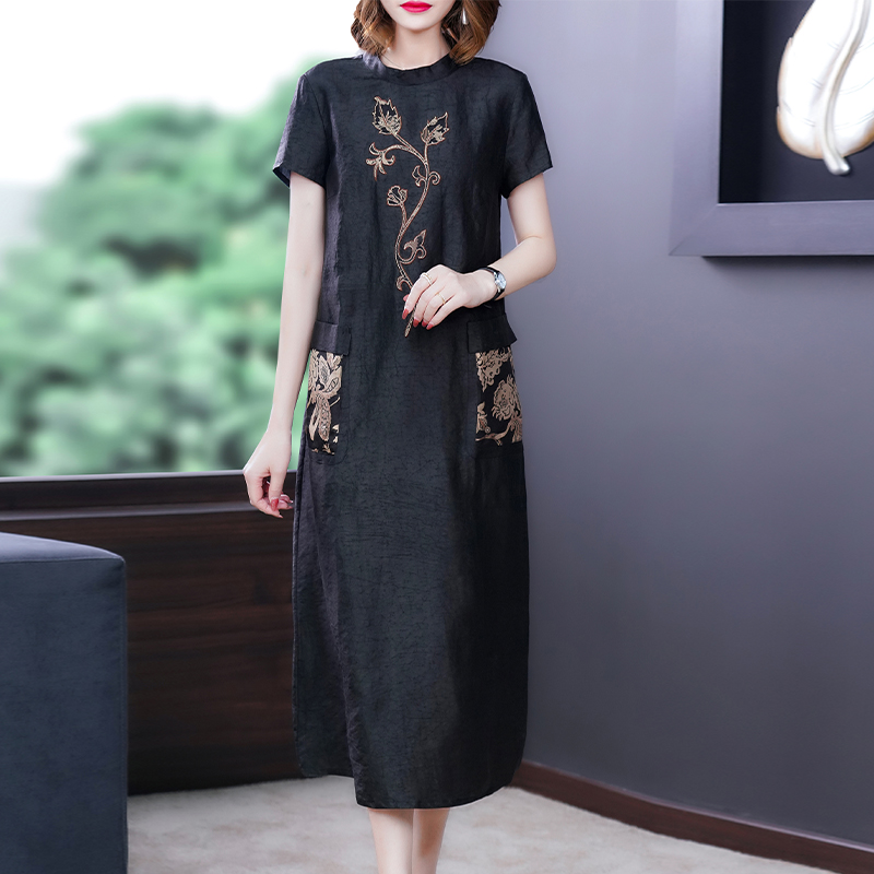 蚕丝重磅真丝香云纱龟裂纹高端时尚年轻款重工刺绣连衣裙