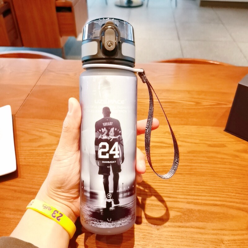 篮球周边科比水杯男孩高颜值大容量运动水壶便携健身防漏太空杯子