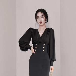 Autumn 2021 new Korean fashion elegant slim sexy V-neck Hepburn black dress black commuter