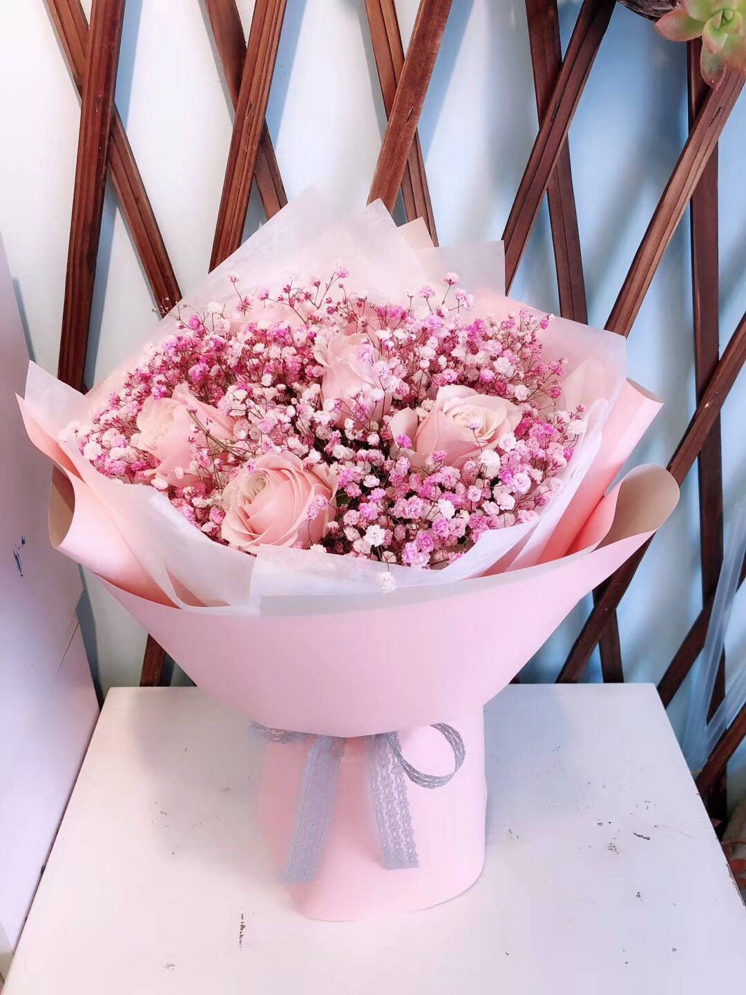 粉色满天星加玫瑰韩式包装花束福州花店鲜花同城速生日情人节