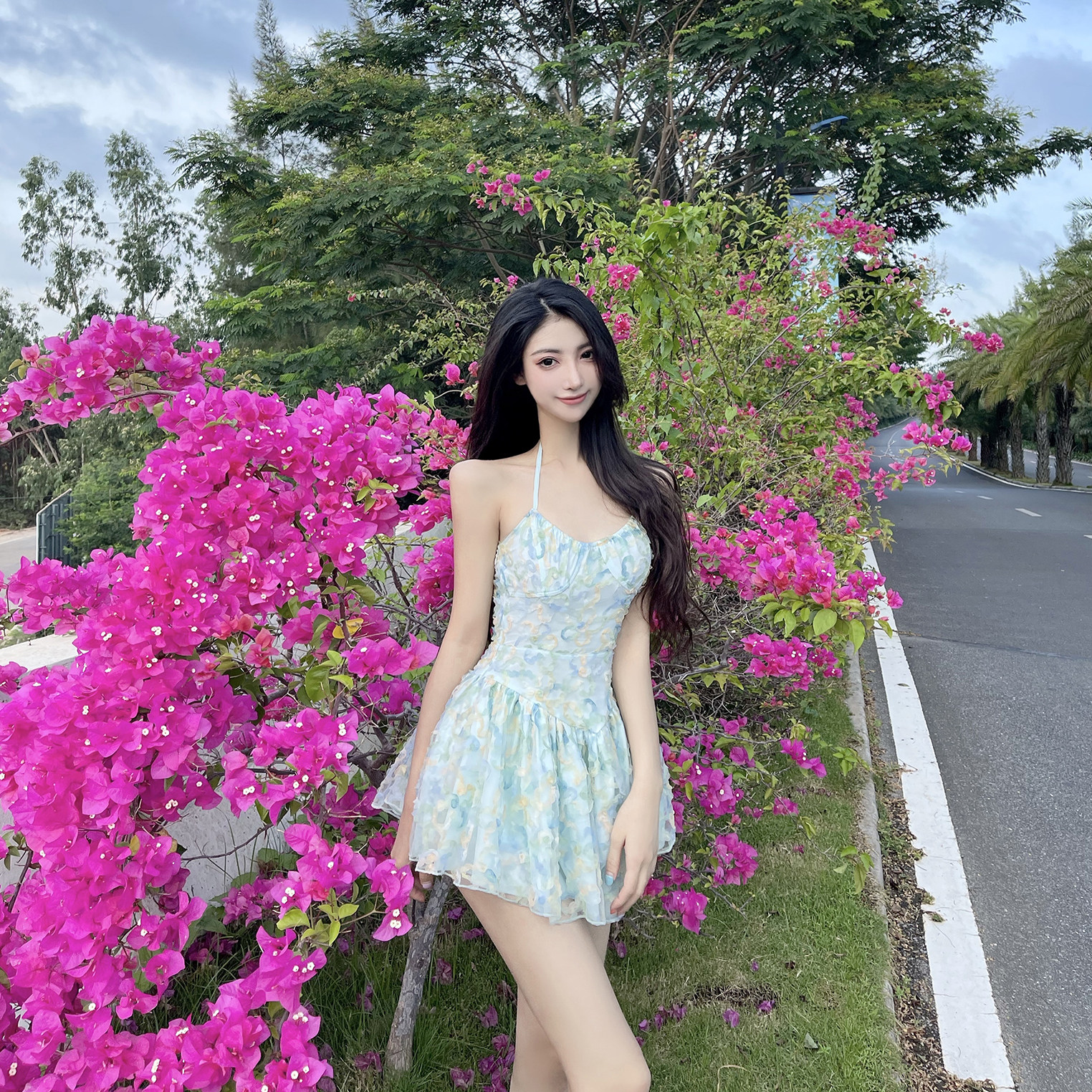 甜甜梦巴黎 性感露背挂脖吊带裙重工蕾丝车花浪漫小众收腰连衣裙