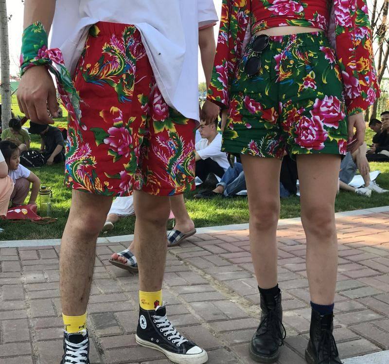 黑色搞笑音乐节二手玫瑰个性薄款抖音花裤衩男装黑牡丹花裤子粉色