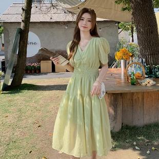 黄绿色肌理感泡泡袖连衣裙女2024夏季新款高级感法式温柔风茶歇裙
