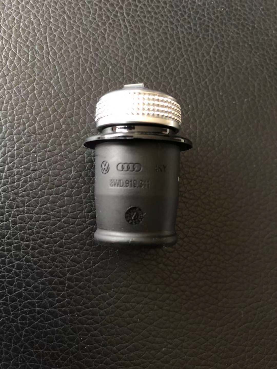奥迪大众原厂原装点烟器塑料盖口A1345678Q2357防尘塞帽罩在类目 汽车/用品/配件/改装, 汽车影音/车用电子/电器, 车用电子/电器, 车用点烟器中 - 来自Buy2taobao.com提供专业的淘宝代购服务