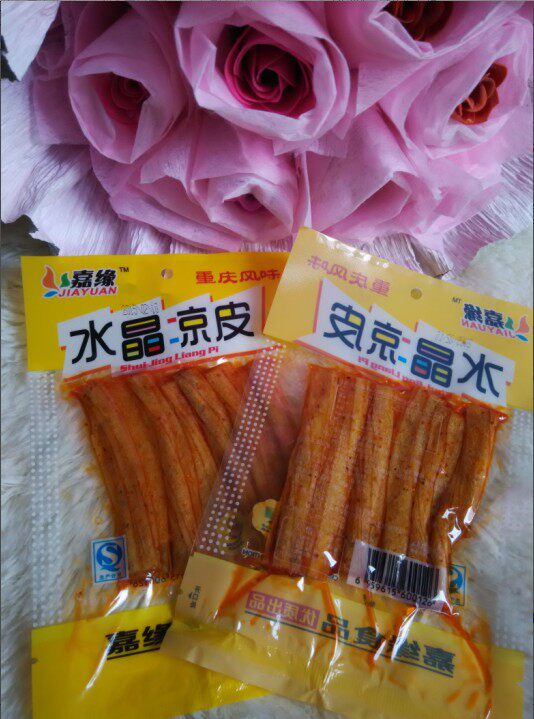 一折水晶凉皮_水晶凉皮小吃小四川重庆风味辣条麻辣片面筋20g*50袋