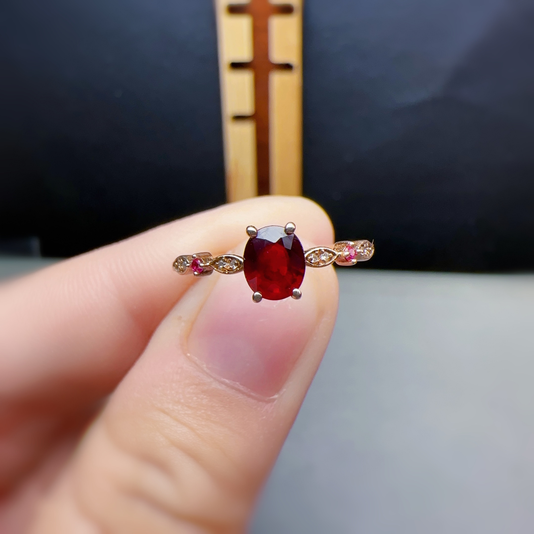 红宝石加钻石的戒指(红宝石加钻石的戒指图片)