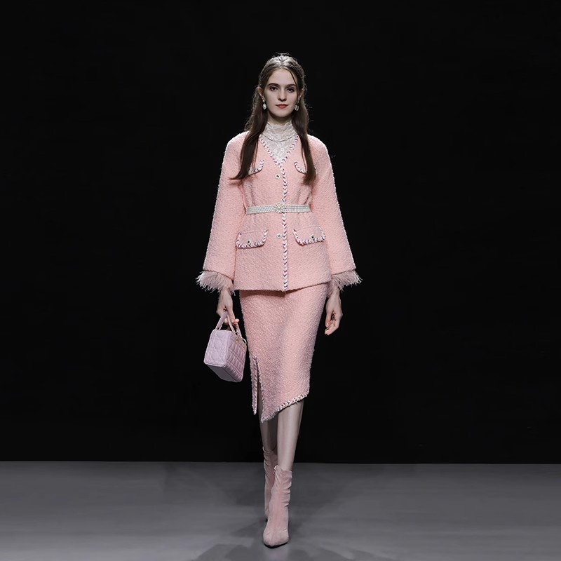 Colein Klawin 新款时尚蜜粉色羊毛气质鸵鸟毛外套开衩半裙套装