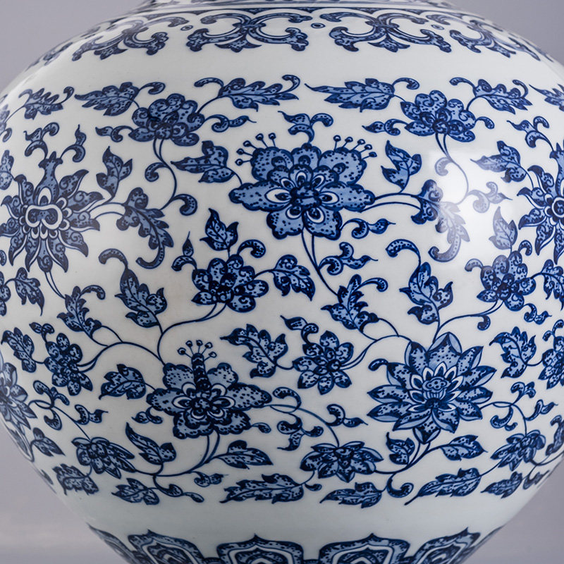 青花缠枝纹长颈瓶 - 拍卖