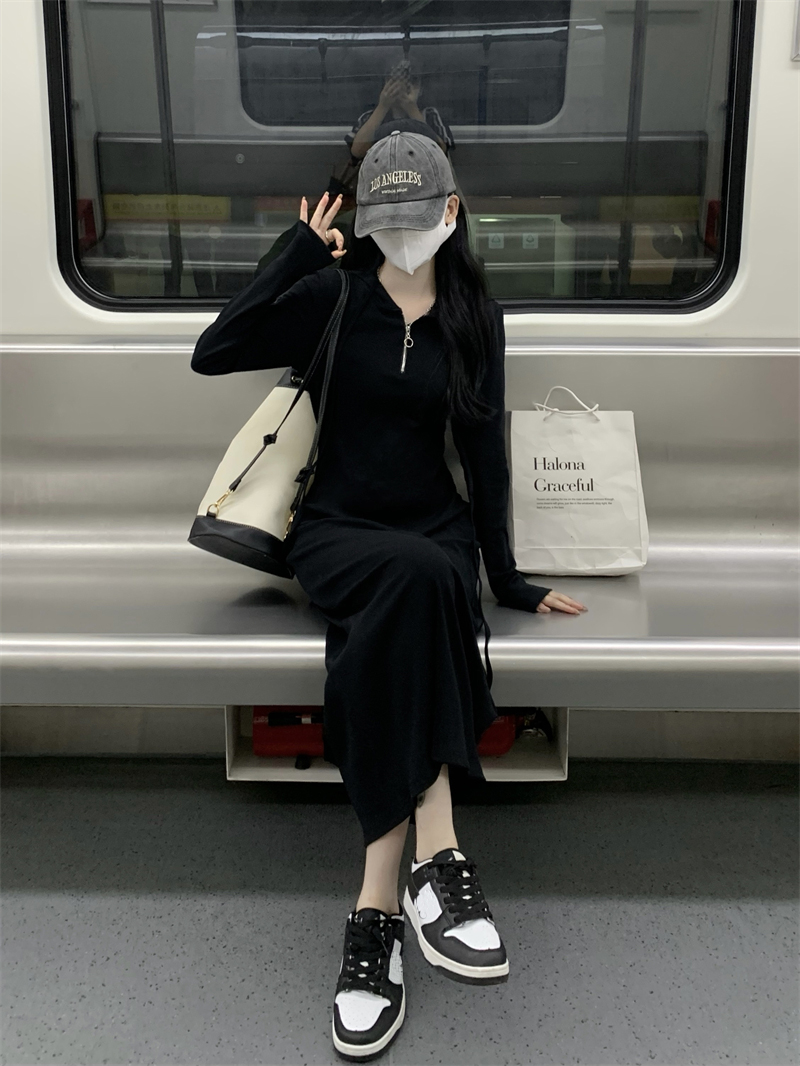 黑色连帽长袖连衣裙女秋季2023新款收腰修身裙气质长裙子打底裙