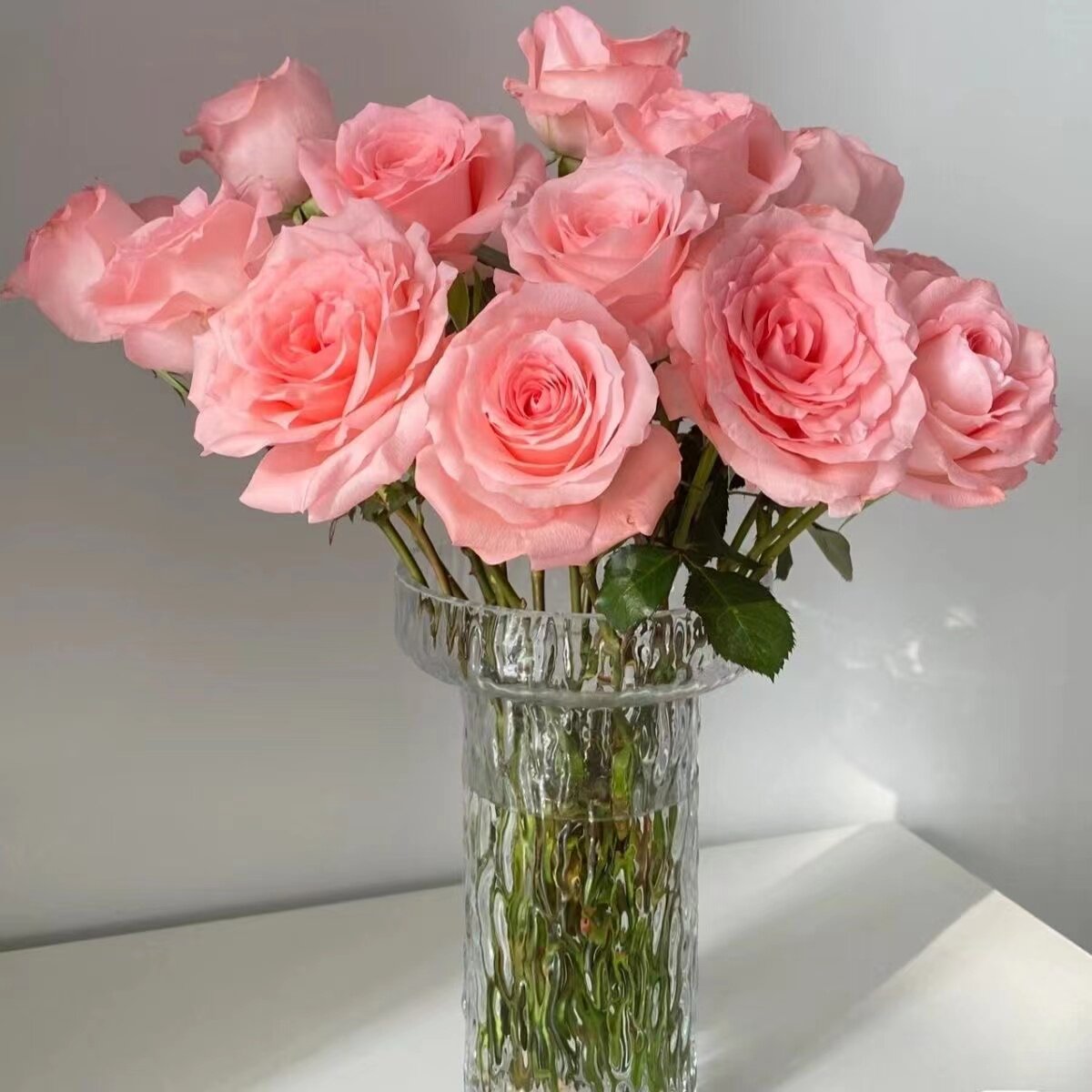 粉佳人玫瑰是由国外引进的品种,花型漂亮,是浅粉色系,层次感强·蜜桃