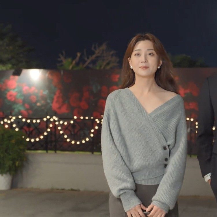 耀眼的你啊殷桃康子由同款灰色毛衣v领针织衫上衣春季新款衣服女