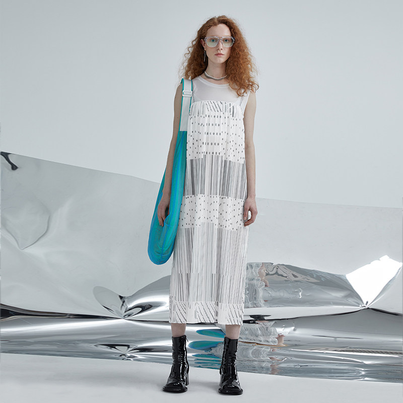 半圆原创设计师女装2021夏新款宽松假两件印花无袖背带气质连衣裙