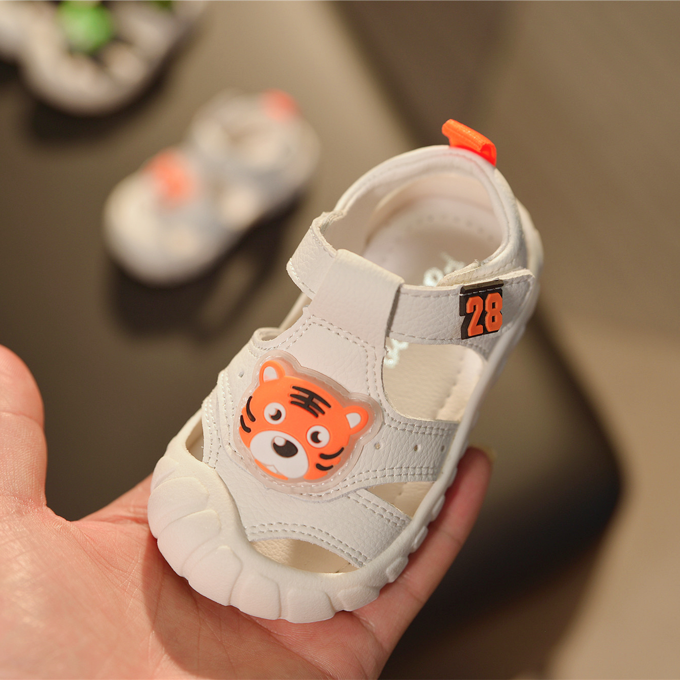 夏小童凉鞋婴儿童软底学步鞋子1一2岁宝宝运动男童女童包头闪灯鞋