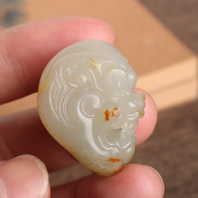 新疆和田玉红沁皮白玉籽料兽头吊坠天然真皮玉石洒红皮籽玉貔貅