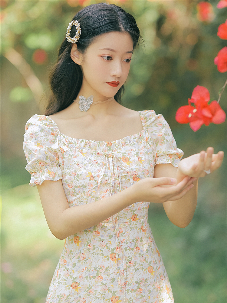 可盐可甜法式复古方领少女初恋裙又纯又欲开叉碎花甜美连衣裙超仙