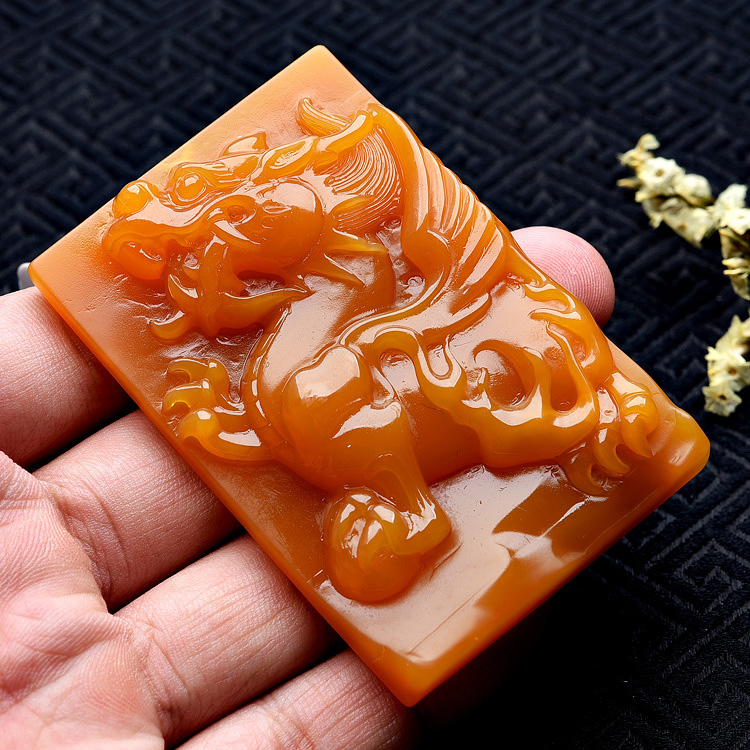 纯天然黄龙玉鸡油黄精工祥龙挂件72.3g s8175