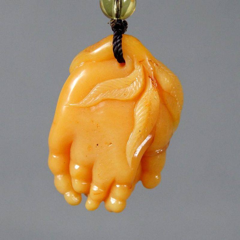 寿山石 精品田黄石 佛手 挂件含绳重13.1克