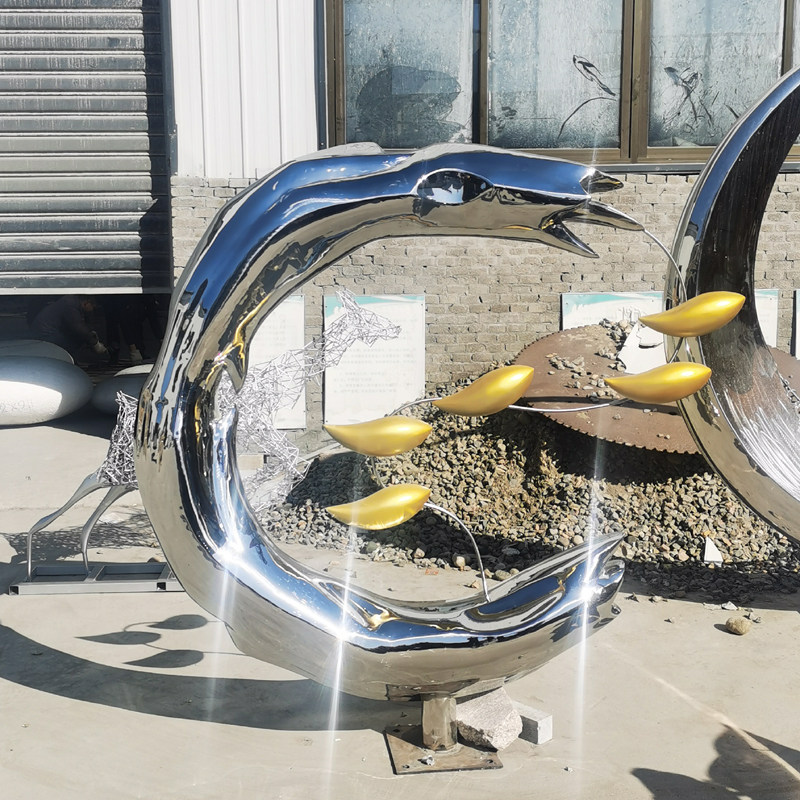 不锈钢圆环小鱼雕塑金属镜面抽象鱼圆形景观造型户外售楼部装饰