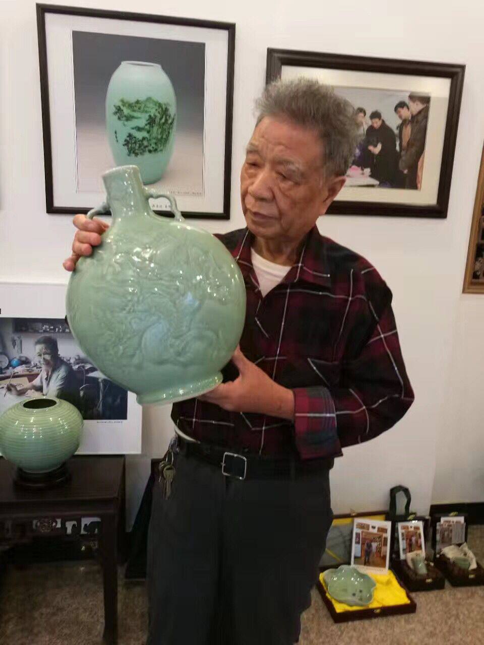 【夏侯文】中国工艺美术大师《青瓷龙纹扁瓶》