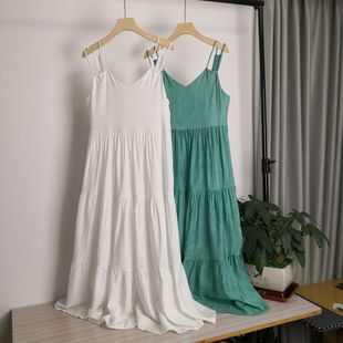 820夏季新款减龄垂感褶皱吊带连衣裙女度假风纯色宽松显瘦长裙