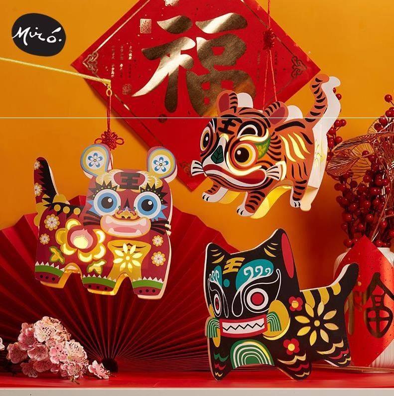 过年玩具男孩婴儿手提灯笼女童成品新款卡通发光带电虎年夜灯电动