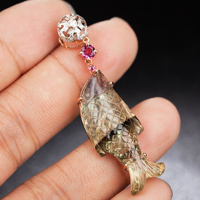 35ct 黄绿色碧玺精雕鱼吊坠 18k金镶钻石