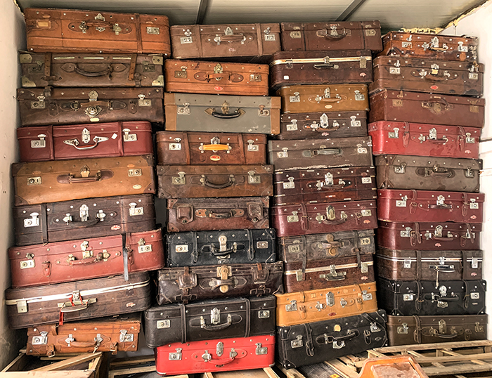 老上海旧皮箱老皮箱复古摄影道具箱子民国怀旧老物件老式手提箱