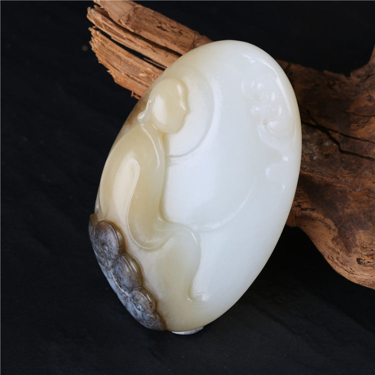 海派玉雕大师崔博作品 和田玉糖羊脂玉翘色悟道挂件 98.47克