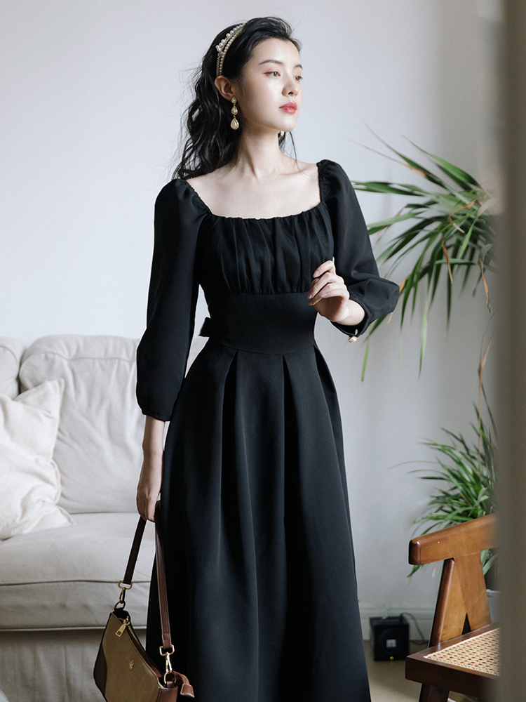 早秋季女装法式别致设计感小众宫廷复古方领连衣裙泡泡袖小黑裙子