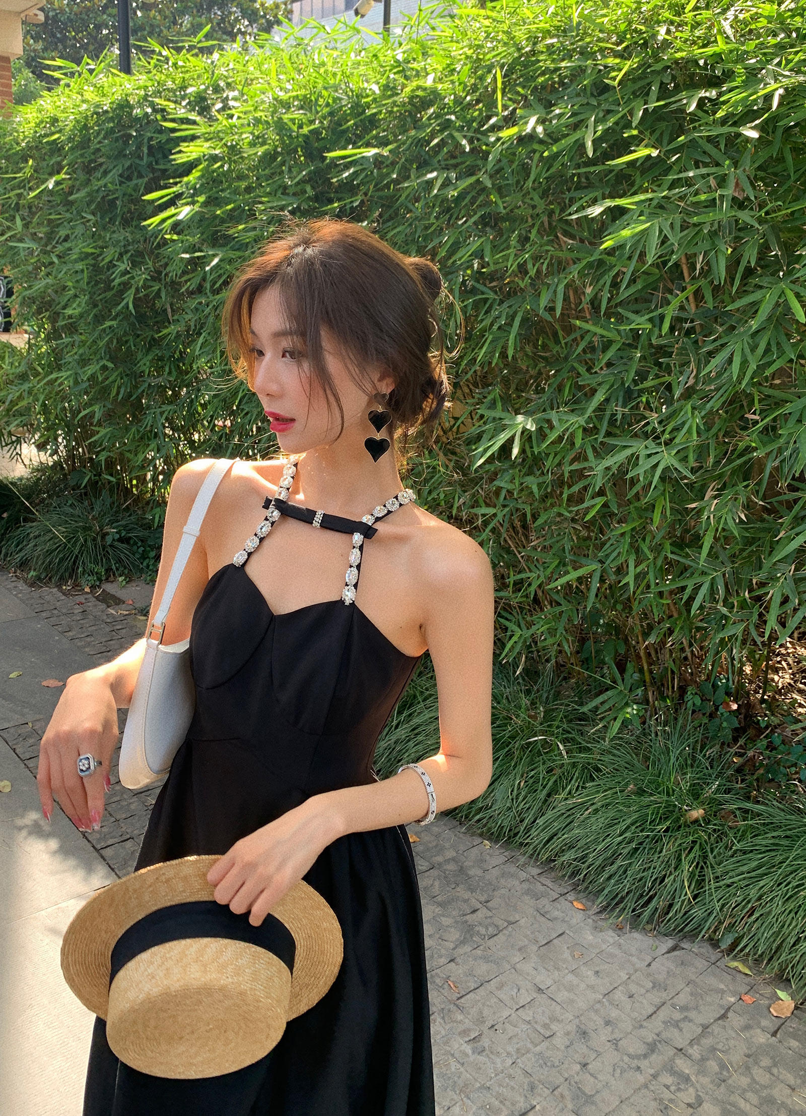 法式气质吊带裙女夏新款长裙挂脖裙收腰显瘦性感裙子设计感连衣裙