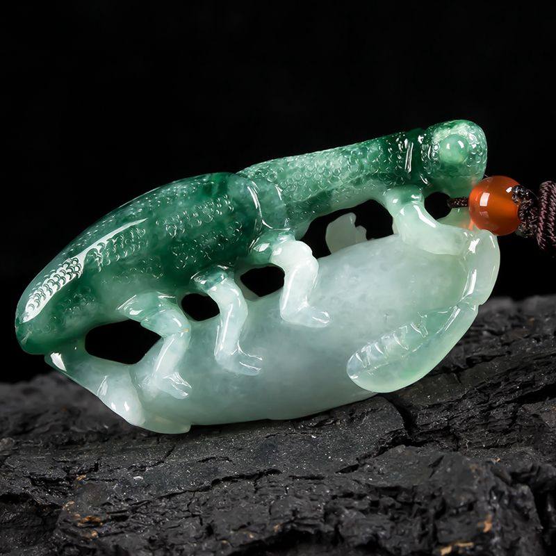 a货翡翠冰糯种飘绿螳螂吊坠29.70g(含绳重)