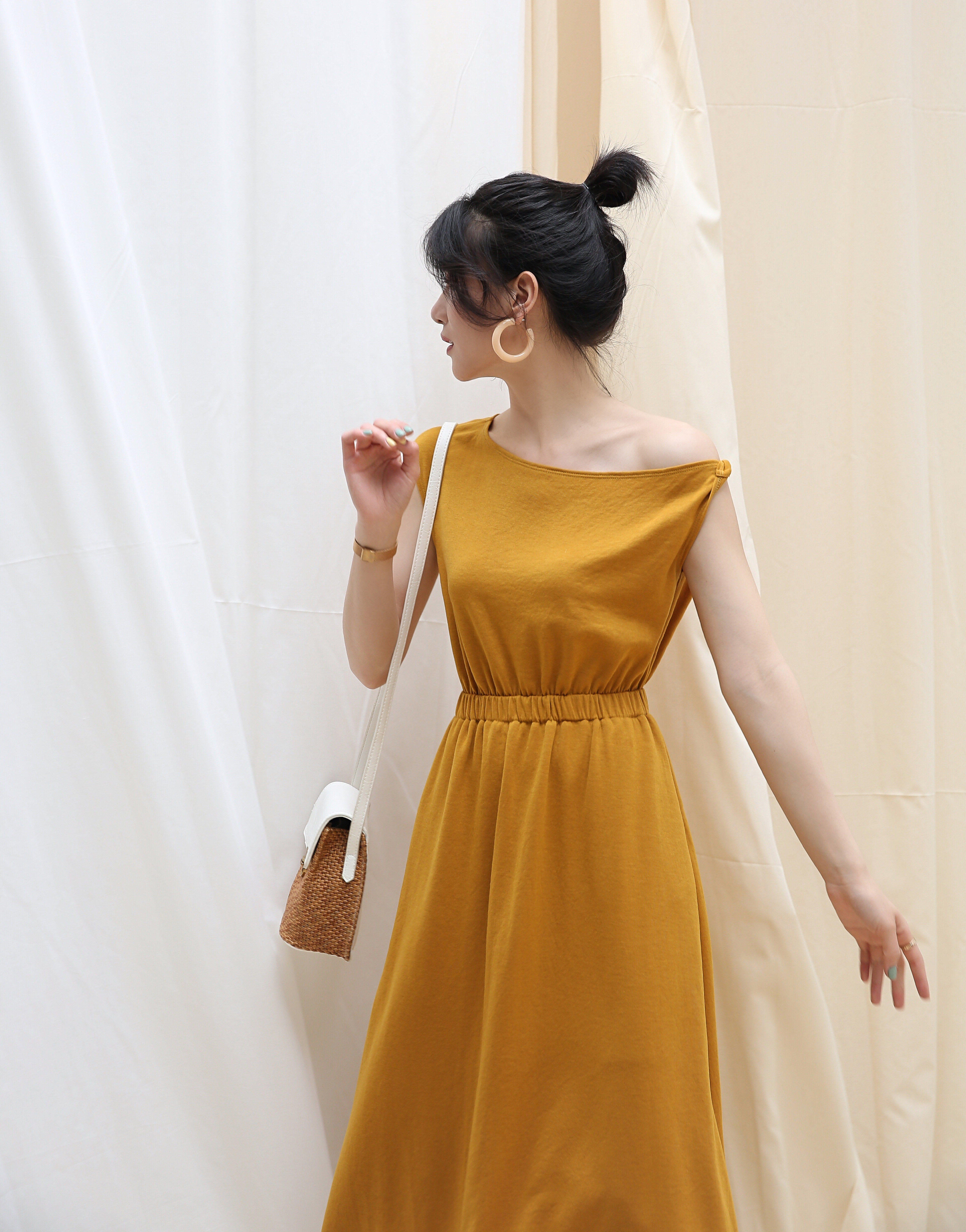 小露香肩连衣裙