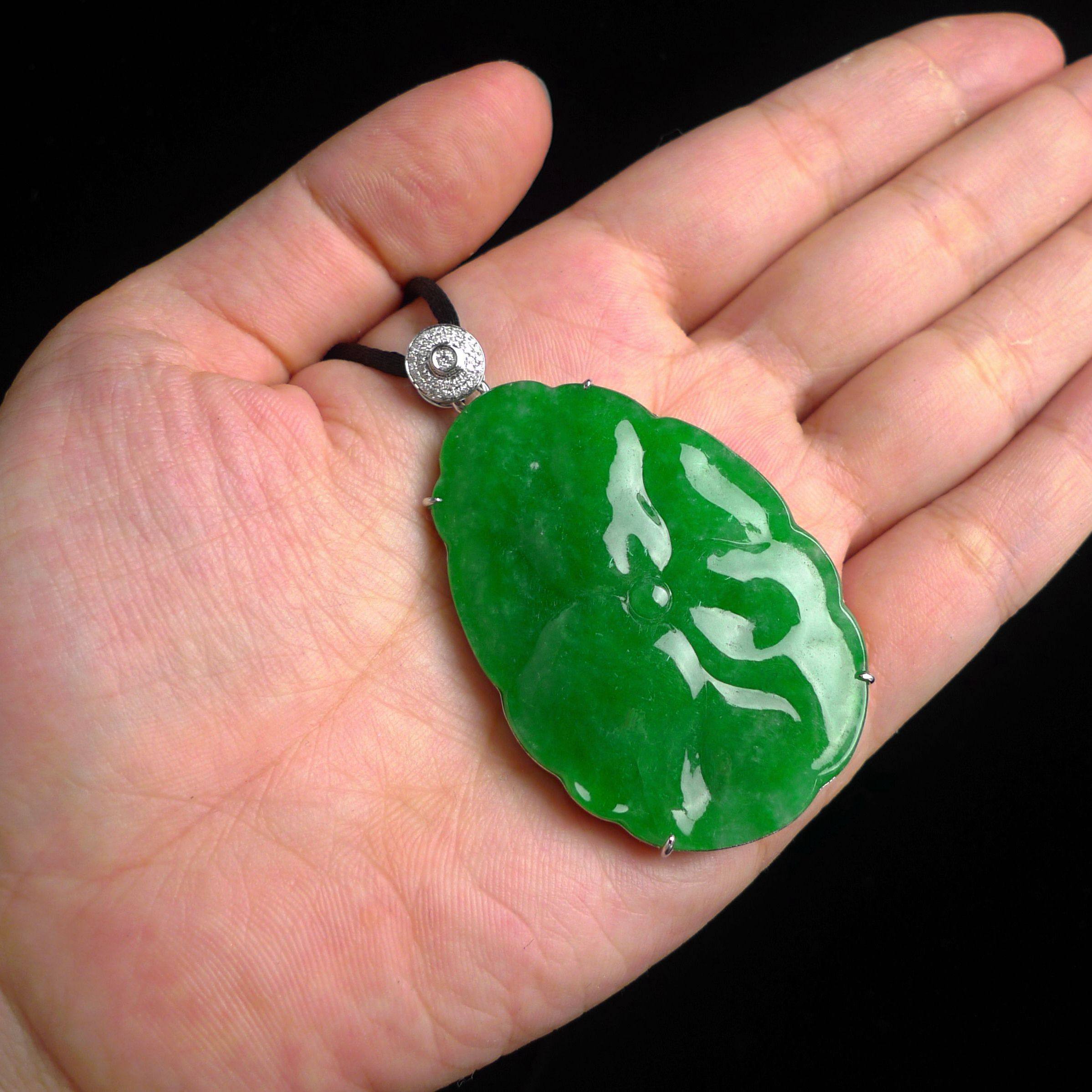 天然a货翡翠 18k白金真钻镶满阳绿荷叶牌翡翠吊坠 32.29g