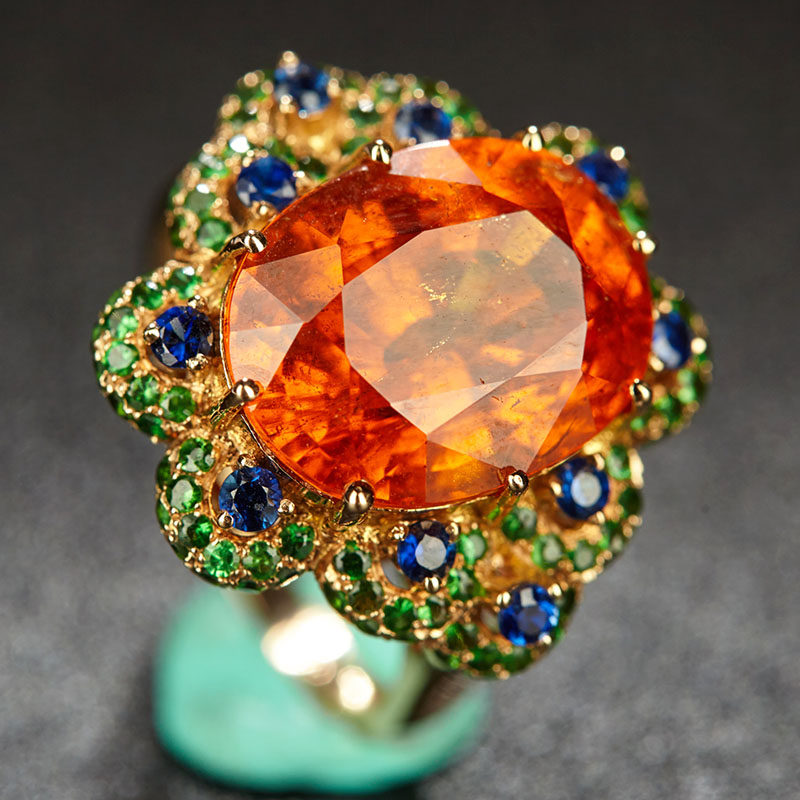 主石12.5ct 芬达石戒指 18k金镶钻石蓝宝石沙弗莱 火彩强