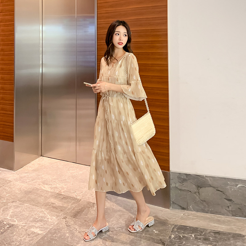 实拍2020孕妇哺乳新款韩版女装雪纺喇叭袖碎花长裙网红印花大摆裙