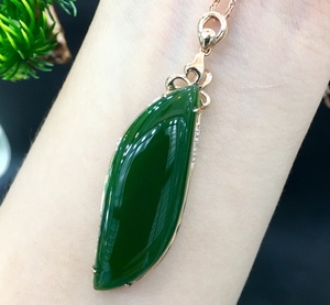 秋季新品和田玉吊坠女 菠菜绿碧玉随型镶嵌18k金挂件翡翠送妈妈礼