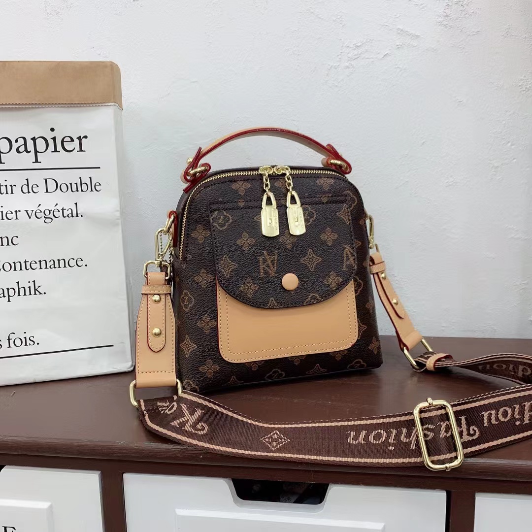 女包双肩包街头