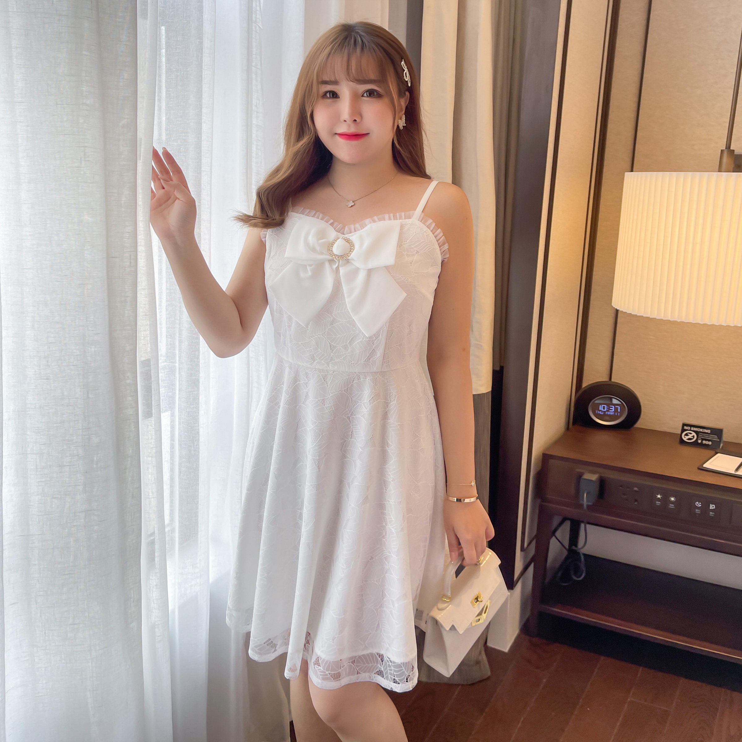 大码女装胖mm连衣裙春夏微胖a字200斤遮肚性感显瘦白色蕾丝吊带裙