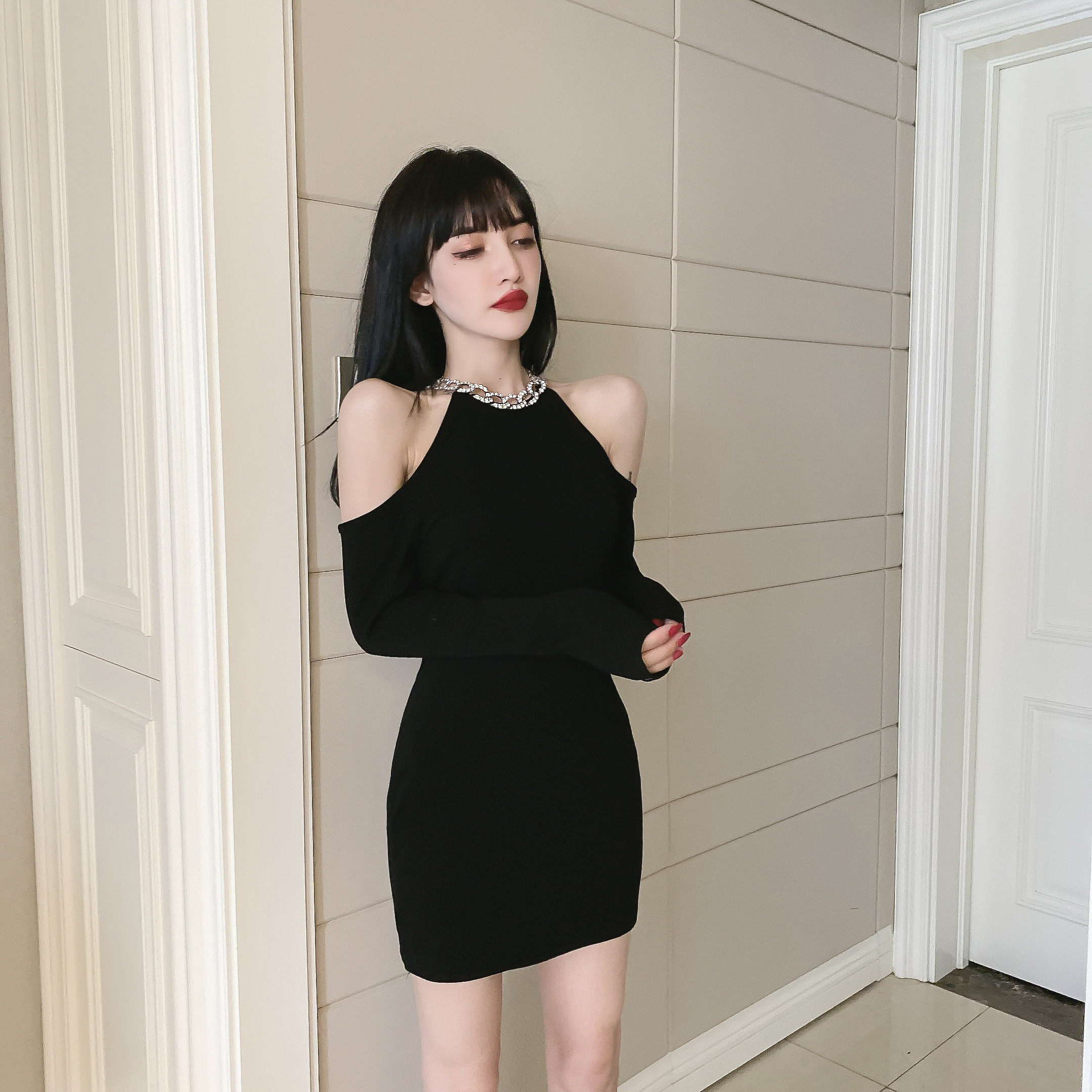 实拍控价性感露肩挂脖连衣裙2020早秋显瘦镶钻装饰包臀裙