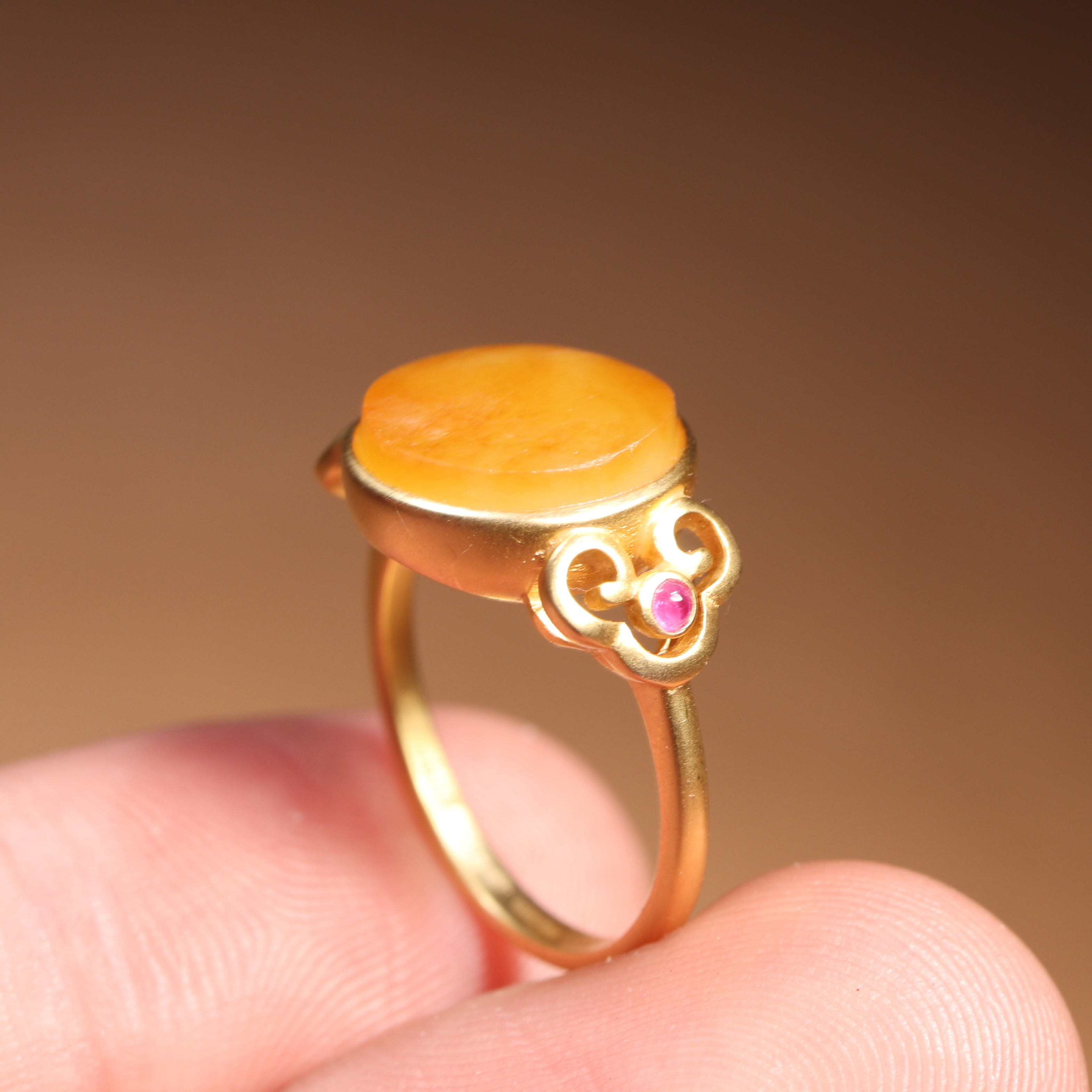 正宗新疆和田玉黄籽料蛋面18k金黄金金镶玉女戒满皮黄沁蛋面