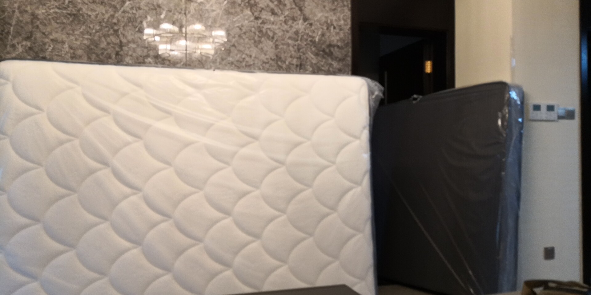 床垫跟宣传的一样是偏硬的,买来给小孩子睡正好,家里有款米拉也是梦神