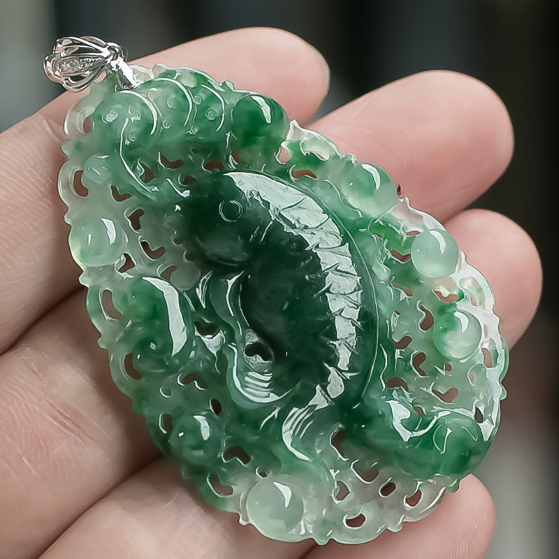 18k金镶玉吊坠女翡翠鱼牌缅甸天然a货年年有余玉佩挂件12.16克