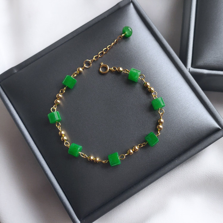 伟德国际佩戴冰种翡翠吊坠 彰显王者风范_古玩店铺_雅昌新闻