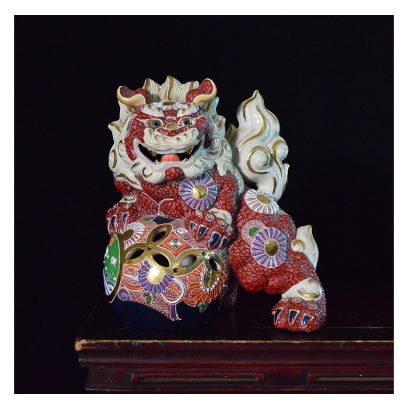 日本九谷烧赤釉金彩降魔狮子