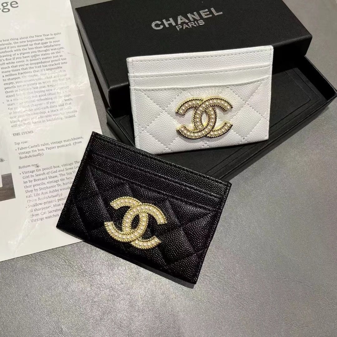 全新香家卡包菱格小羊皮材质。经典菱格纹配精致logo