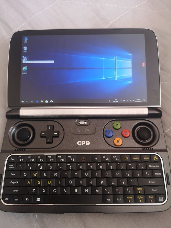 GPDwin2平板电脑游戏机，成色新，有一处轻微磕碰，屏幕