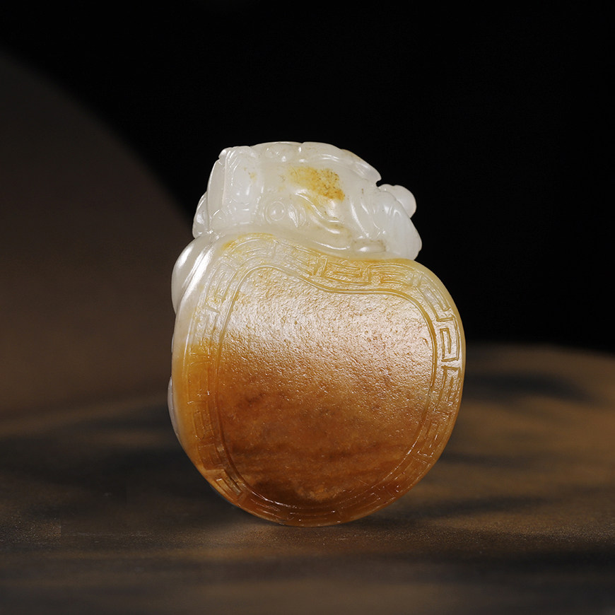 省级玉雕大师丁伟作品新疆和田玉黄沁籽料圆雕瑞兽龙龟玉吊坠14克