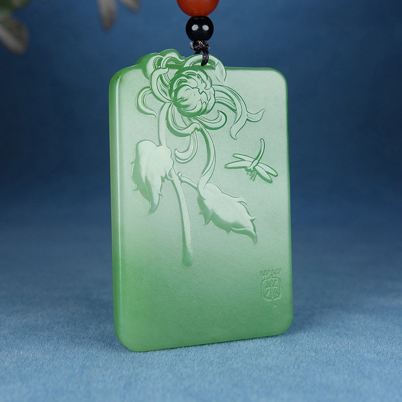 王朝安玉雕工作室 【官居一品】王朝安工作室和田玉碧玉菊花牌子挂件