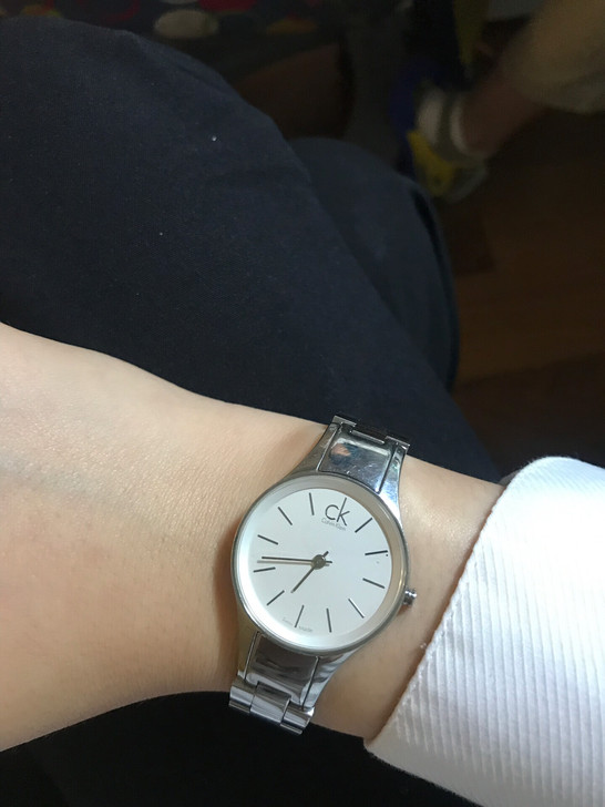 CK经典女款手表，白色表盘白搭又大气。