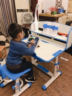 到底如何选择?百科迪尔儿童学习桌书桌很好用?有无异味？